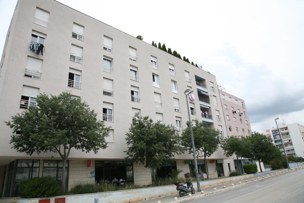 Apartment Dg With Parking Garage Split Exterior photo